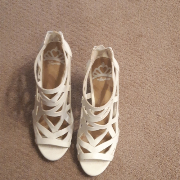 Shoes - Picture 3 of 6